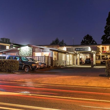 Twin Peaks Lakeside Inn Taupo Bagian luar foto
