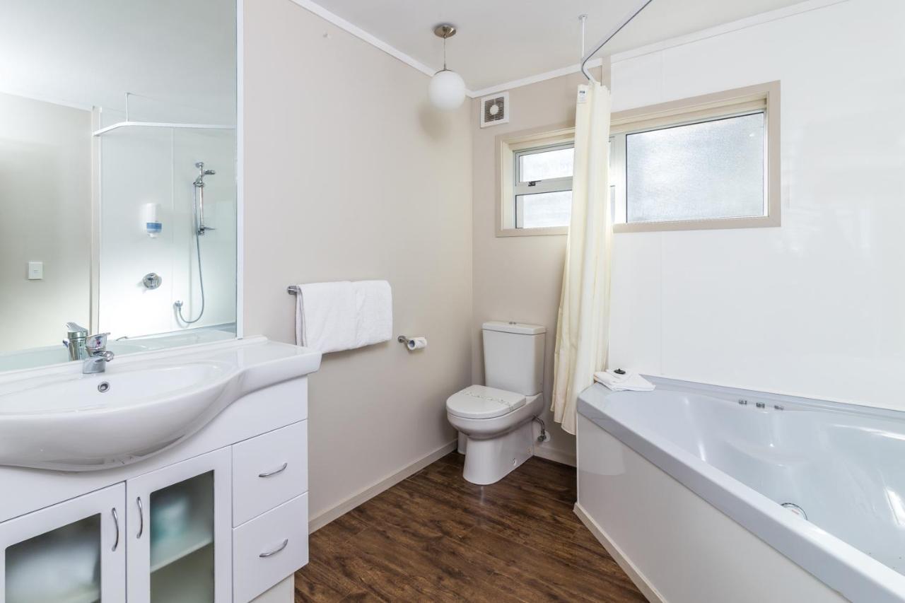 Twin Peaks Lakeside Inn Taupo Bagian luar foto