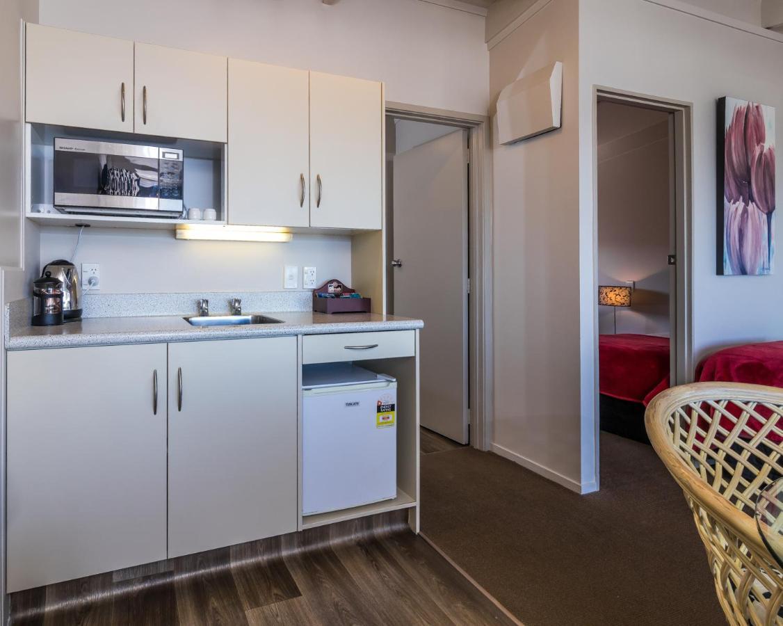 Twin Peaks Lakeside Inn Taupo Bagian luar foto