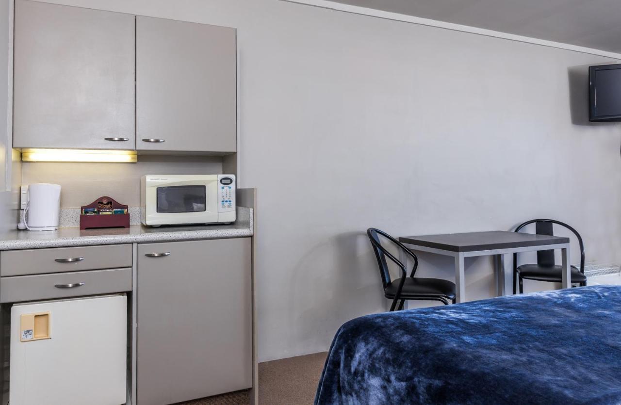 Twin Peaks Lakeside Inn Taupo Bagian luar foto