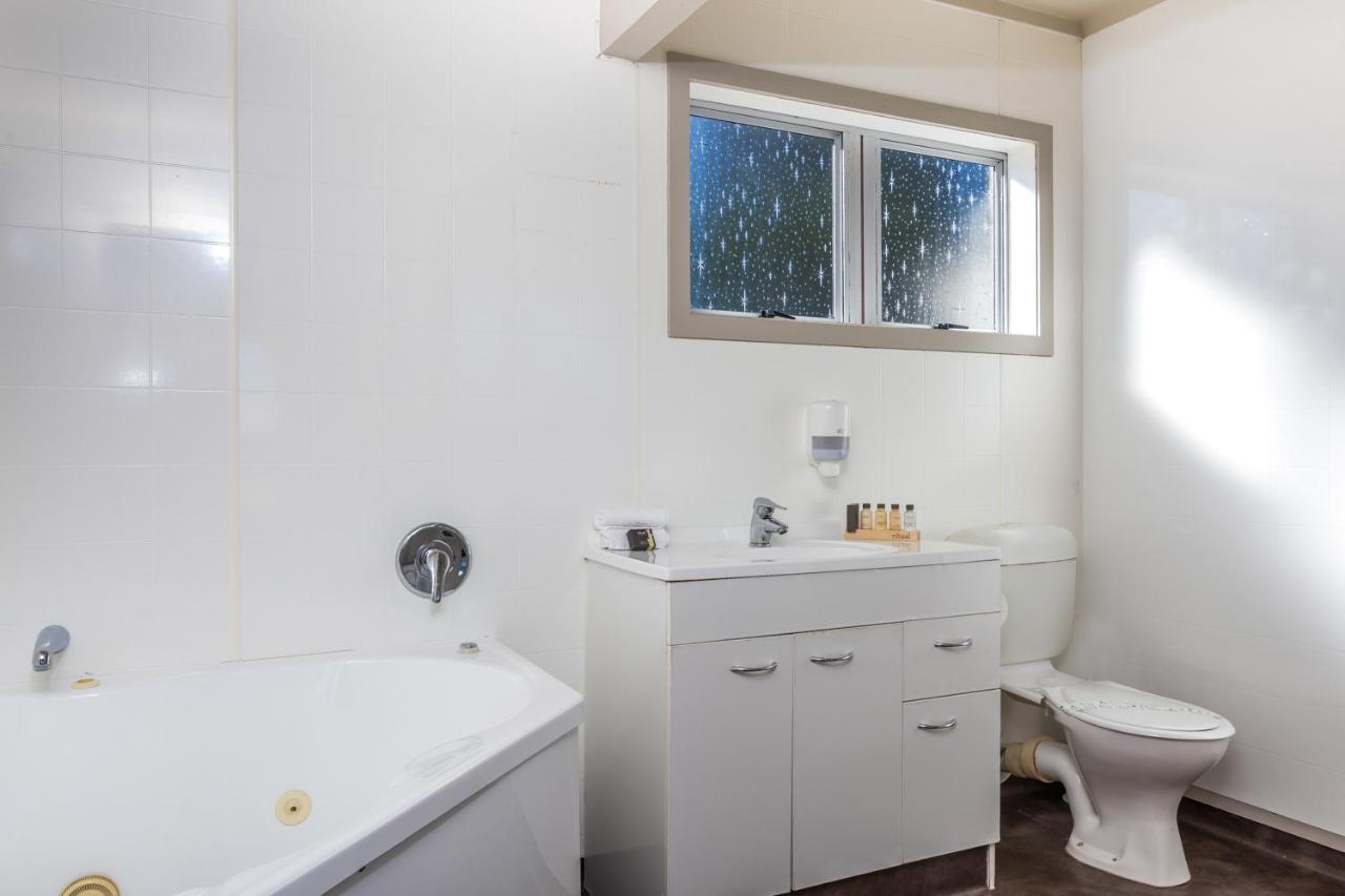 Twin Peaks Lakeside Inn Taupo Bagian luar foto