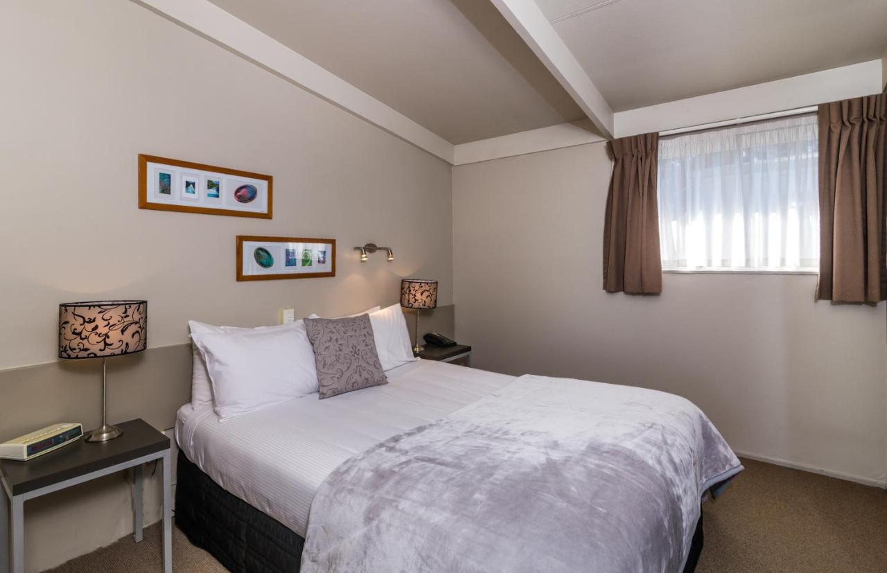 Twin Peaks Lakeside Inn Taupo Bagian luar foto
