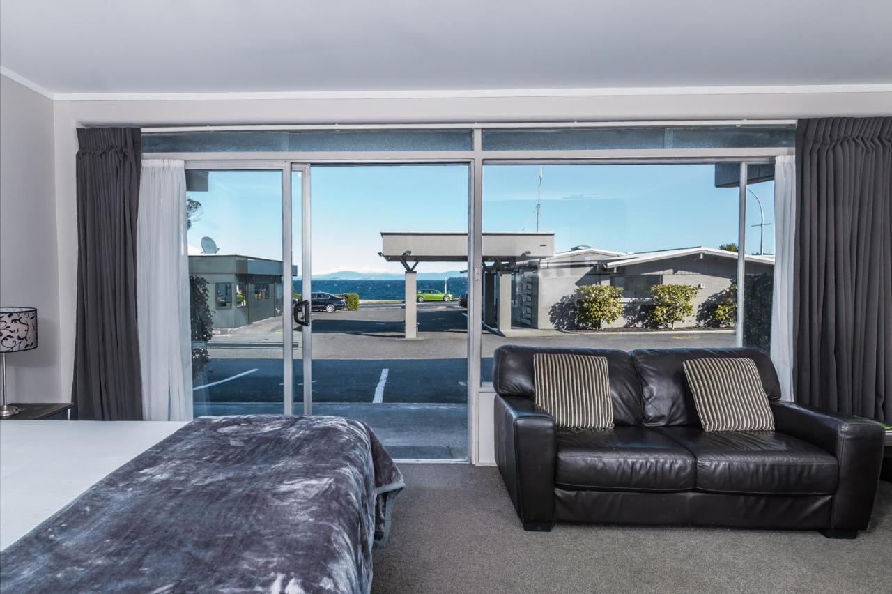 Twin Peaks Lakeside Inn Taupo Bagian luar foto