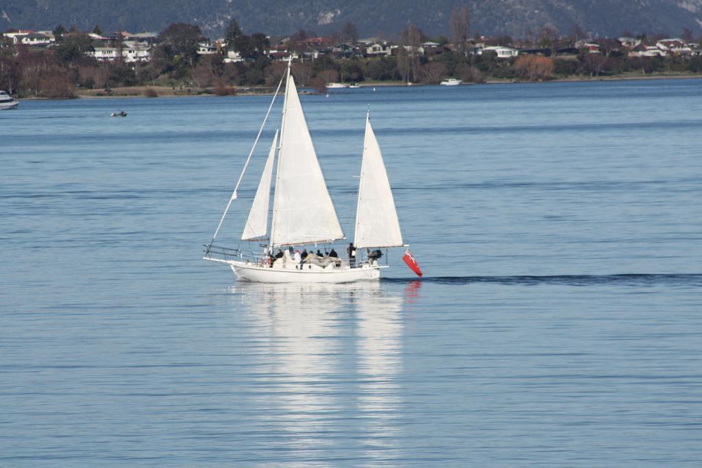 Twin Peaks Lakeside Inn Taupo Bagian luar foto
