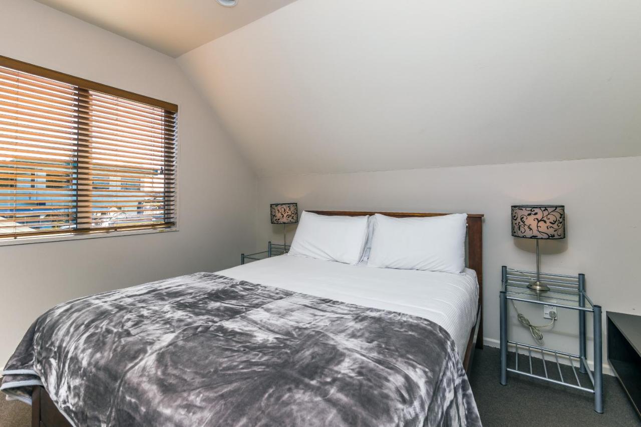 Twin Peaks Lakeside Inn Taupo Bagian luar foto