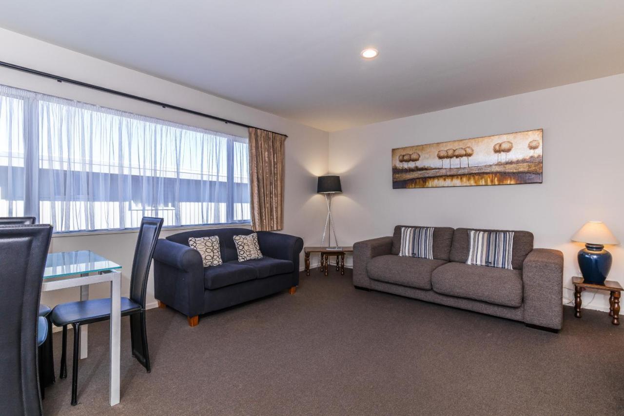 Twin Peaks Lakeside Inn Taupo Bagian luar foto