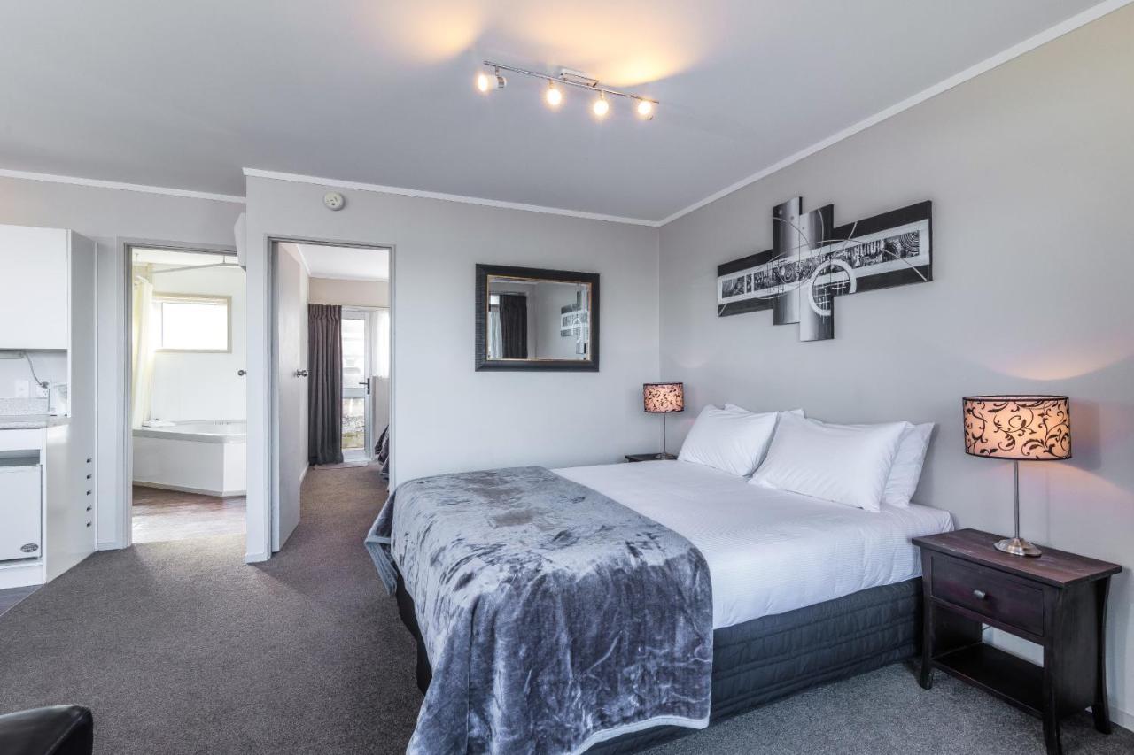 Twin Peaks Lakeside Inn Taupo Bagian luar foto