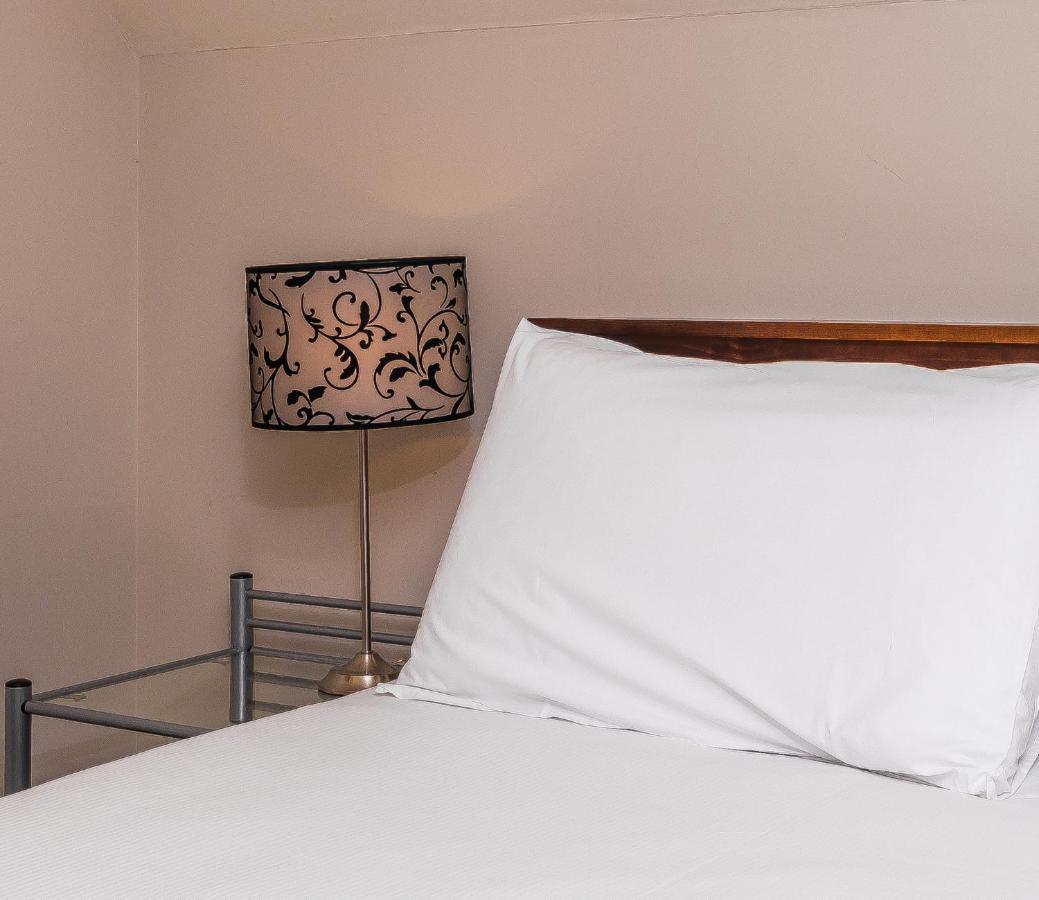 Twin Peaks Lakeside Inn Taupo Bagian luar foto