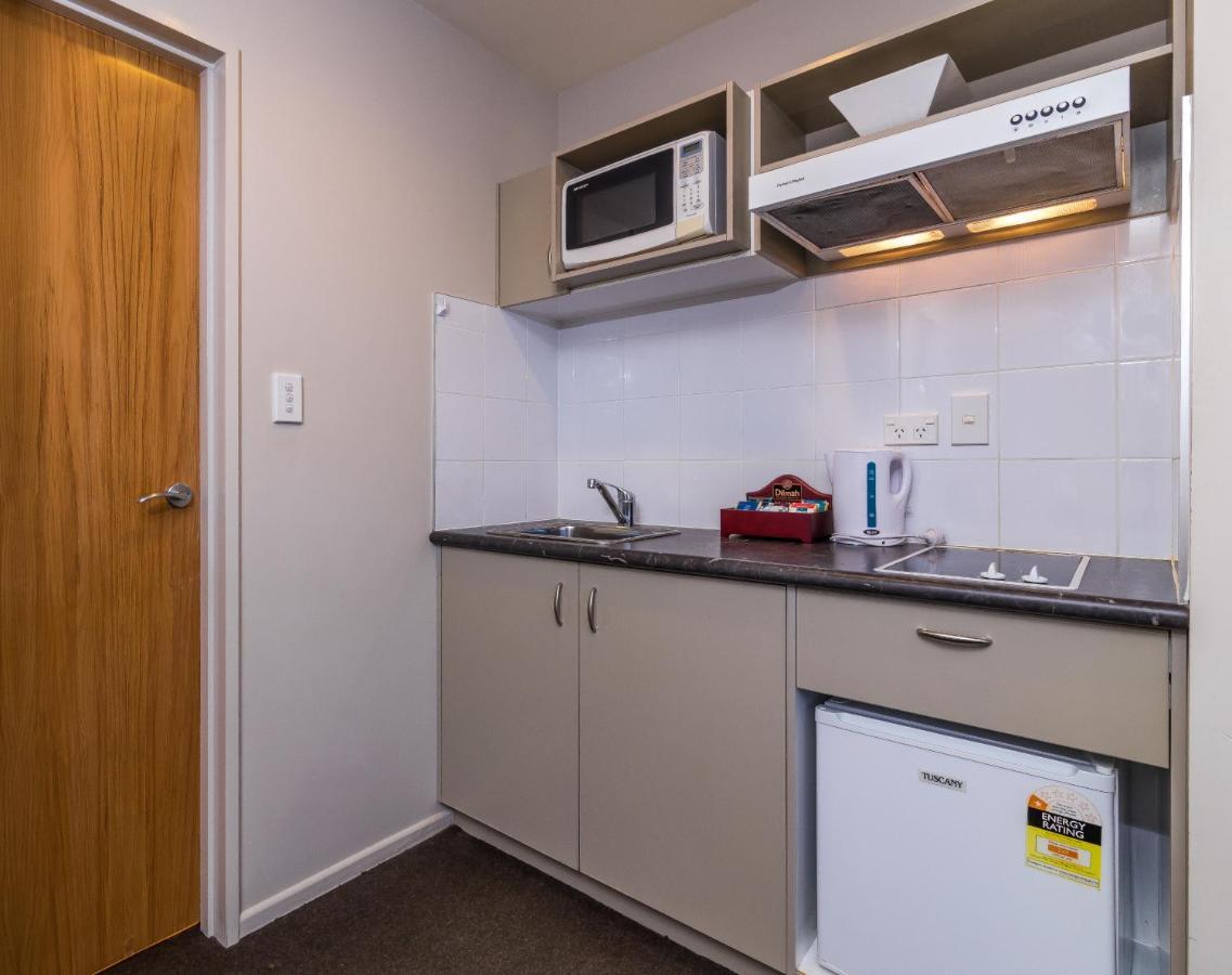 Twin Peaks Lakeside Inn Taupo Bagian luar foto