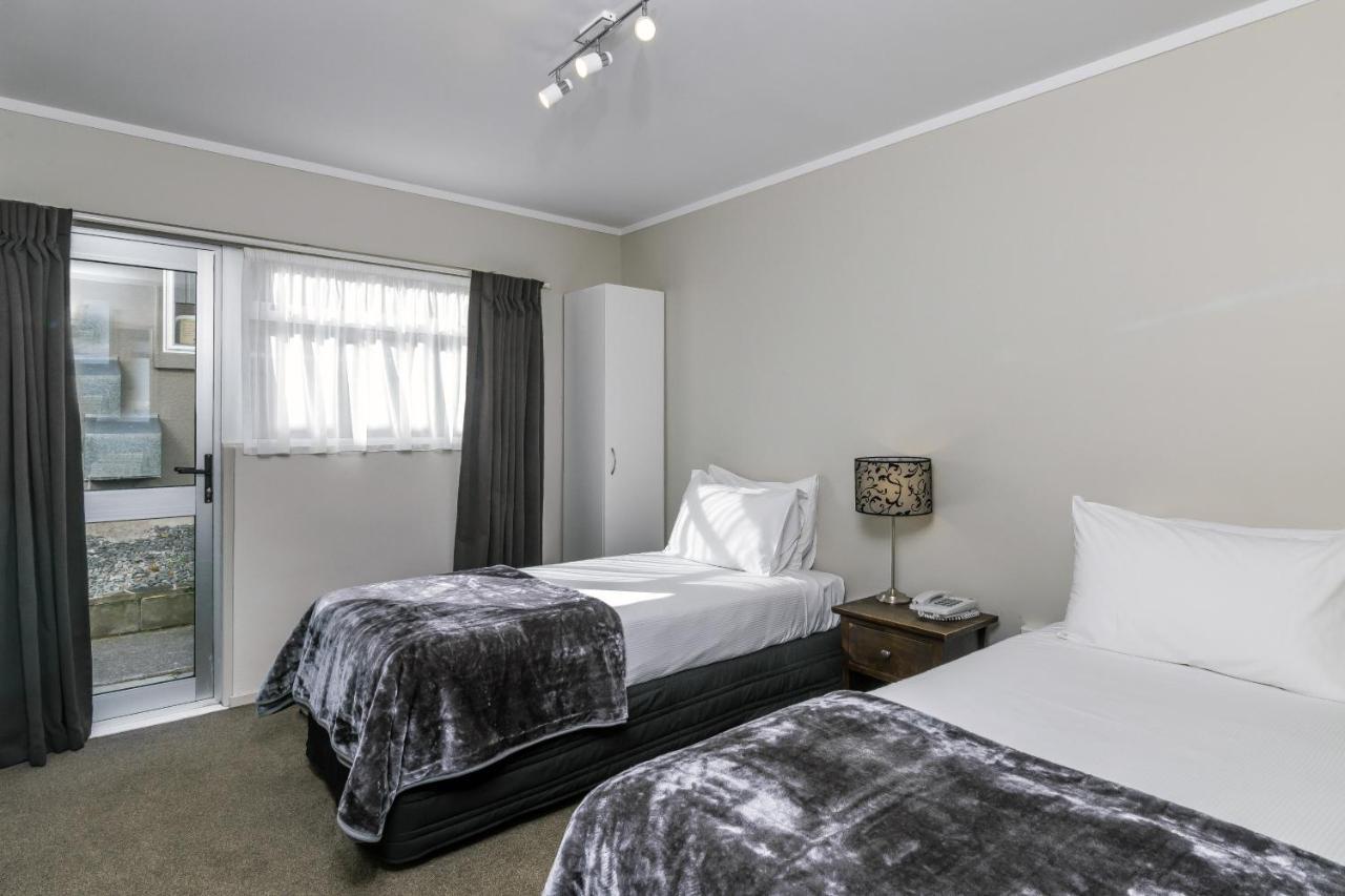 Twin Peaks Lakeside Inn Taupo Bagian luar foto