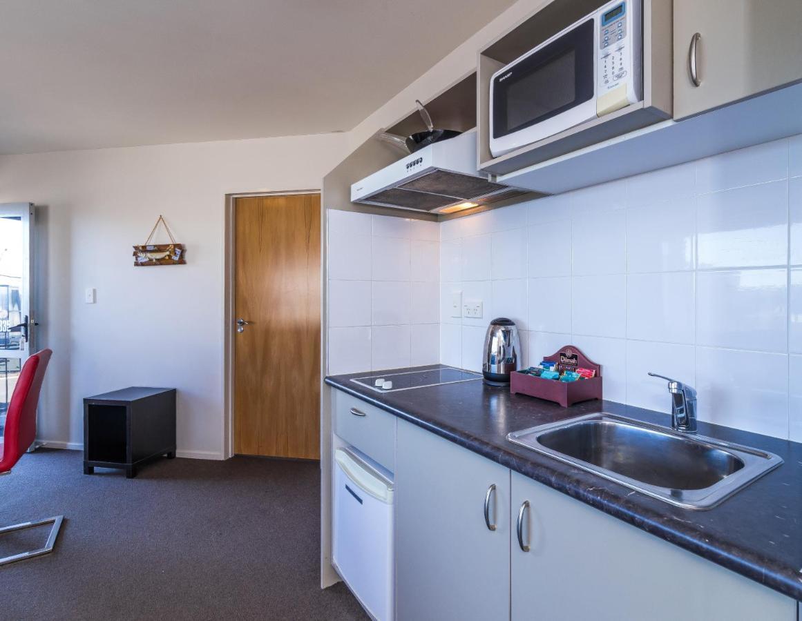 Twin Peaks Lakeside Inn Taupo Bagian luar foto