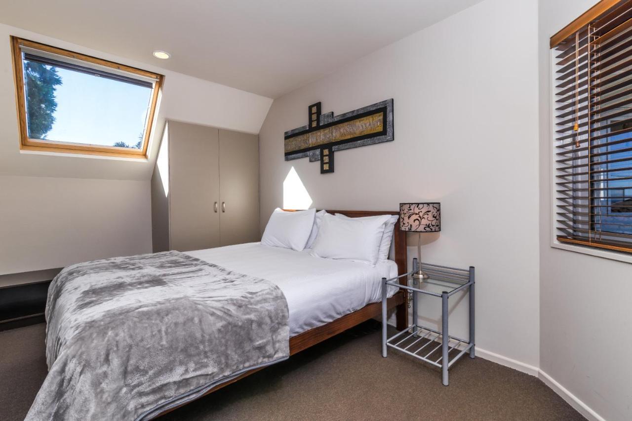 Twin Peaks Lakeside Inn Taupo Bagian luar foto