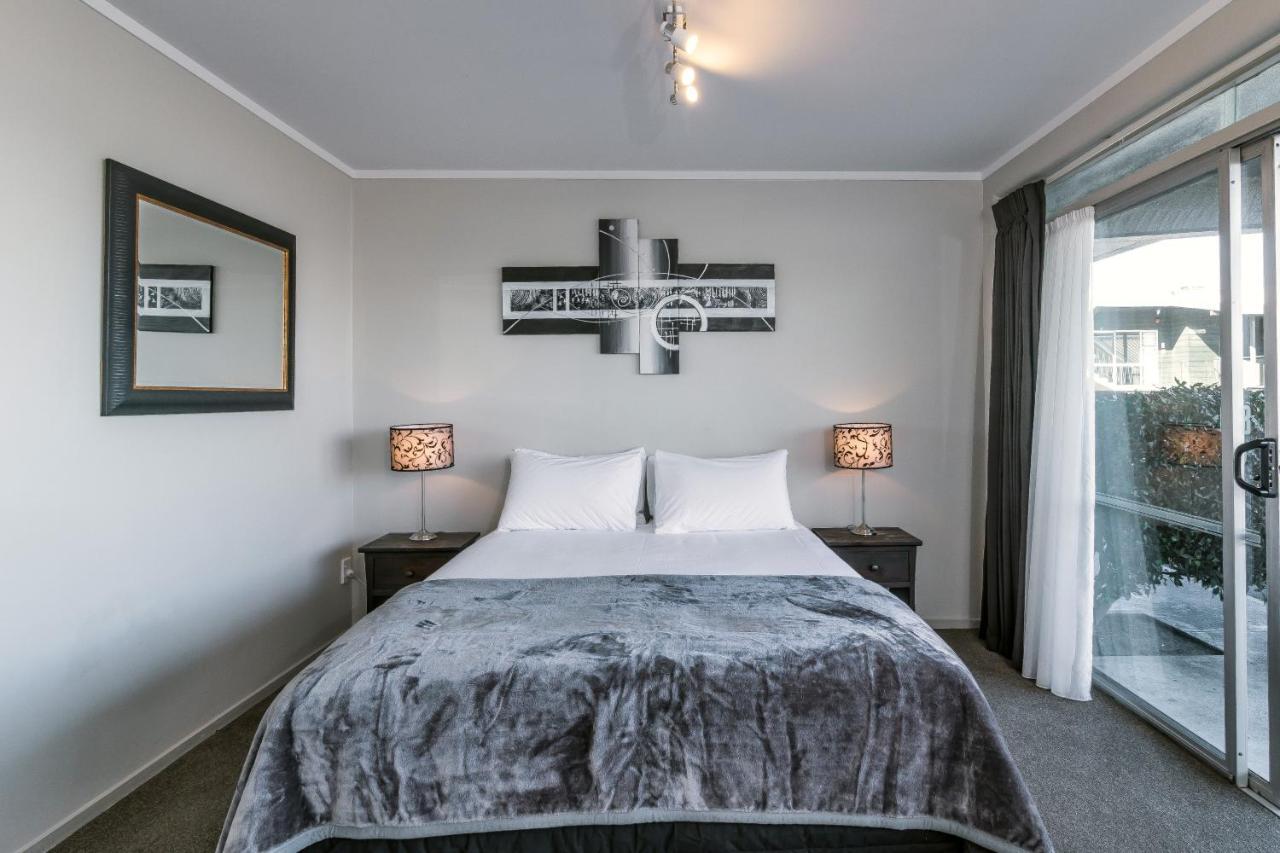 Twin Peaks Lakeside Inn Taupo Bagian luar foto