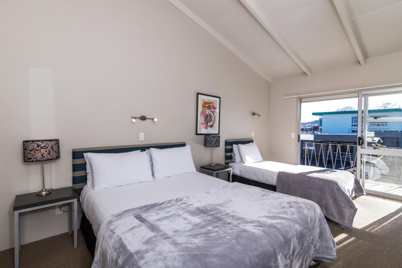 Twin Peaks Lakeside Inn Taupo Bagian luar foto
