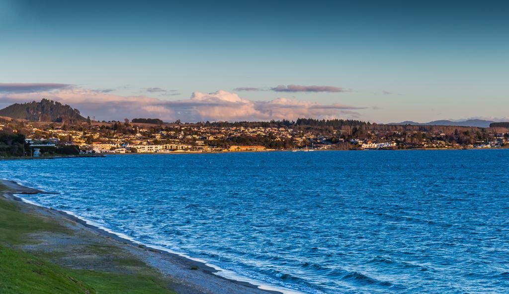 Twin Peaks Lakeside Inn Taupo Bagian luar foto
