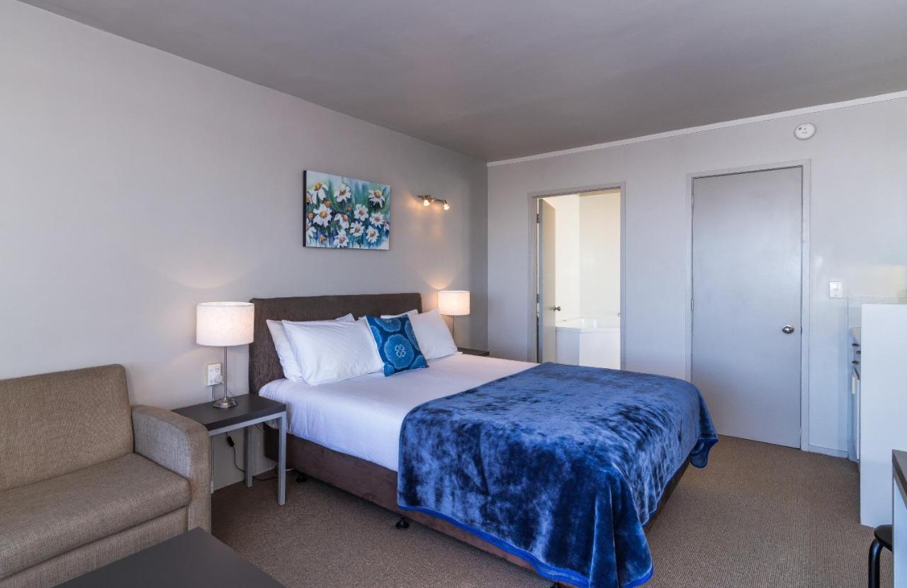 Twin Peaks Lakeside Inn Taupo Bagian luar foto