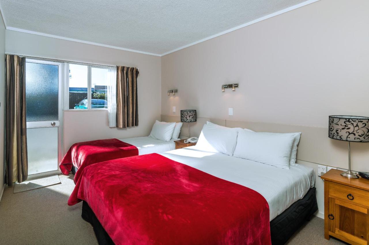 Twin Peaks Lakeside Inn Taupo Bagian luar foto