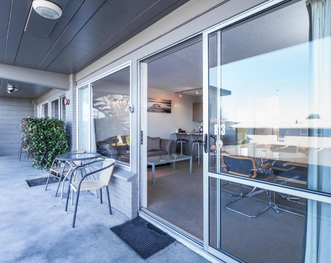 Twin Peaks Lakeside Inn Taupo Bagian luar foto