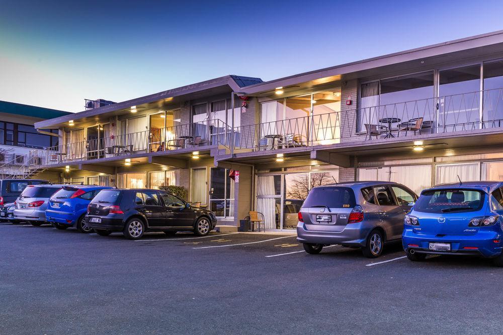 Twin Peaks Lakeside Inn Taupo Bagian luar foto