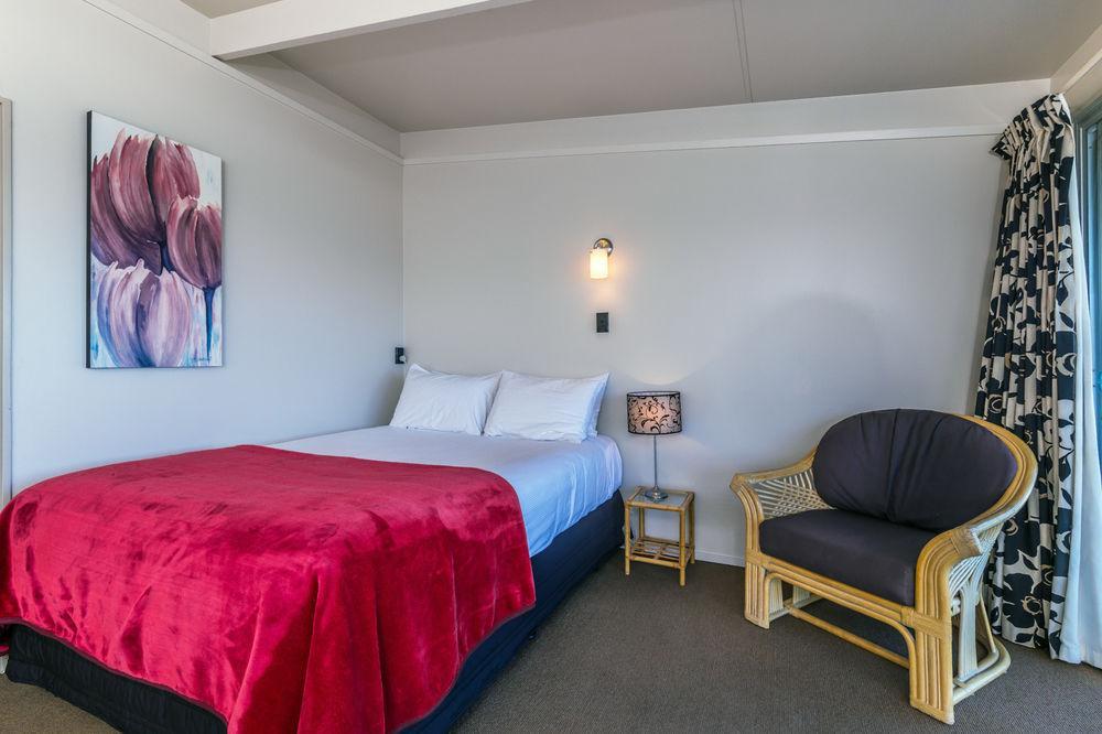 Twin Peaks Lakeside Inn Taupo Bagian luar foto