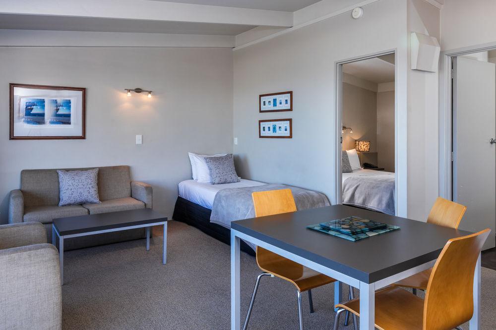 Twin Peaks Lakeside Inn Taupo Bagian luar foto