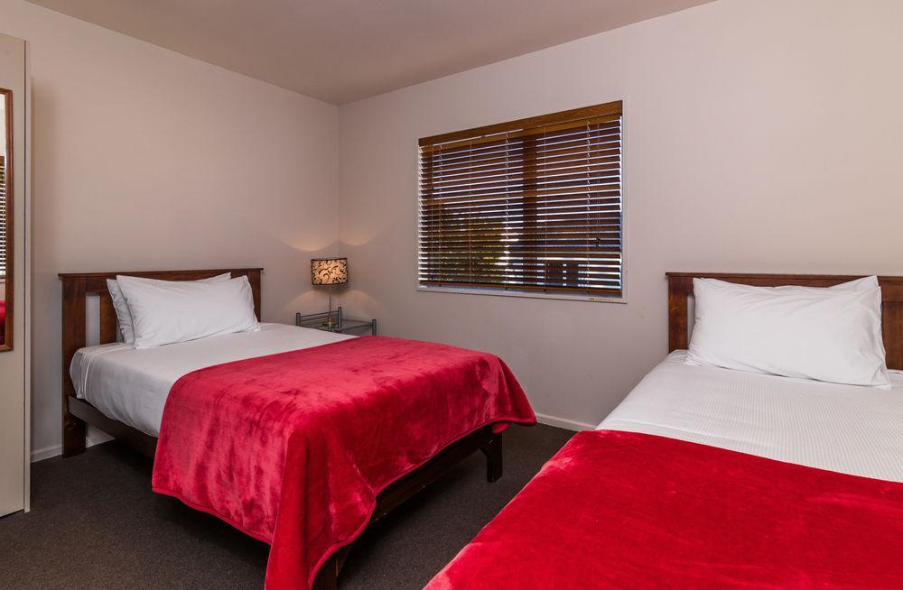 Twin Peaks Lakeside Inn Taupo Bagian luar foto