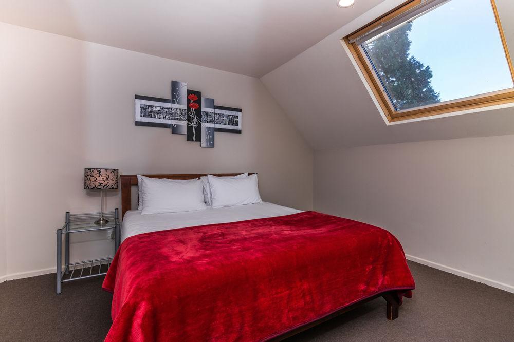 Twin Peaks Lakeside Inn Taupo Bagian luar foto