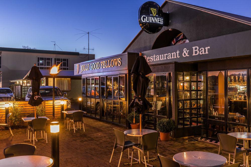 Twin Peaks Lakeside Inn Taupo Bagian luar foto