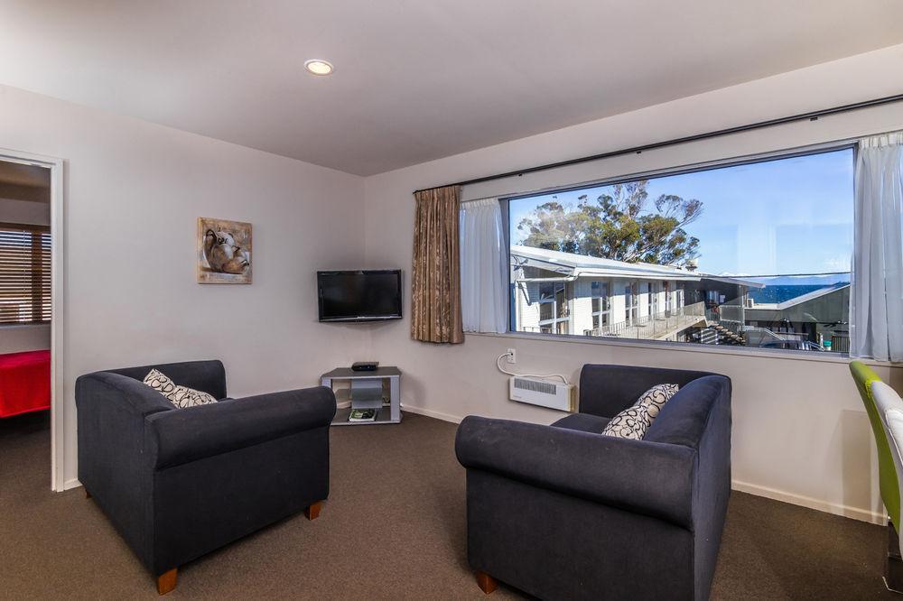 Twin Peaks Lakeside Inn Taupo Bagian luar foto