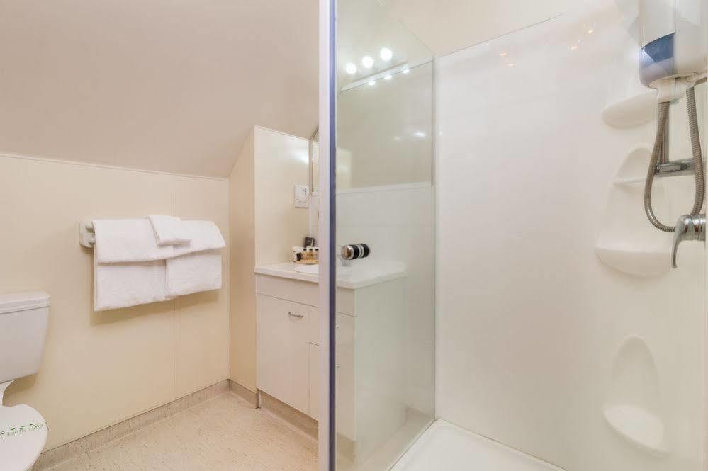 Twin Peaks Lakeside Inn Taupo Bagian luar foto