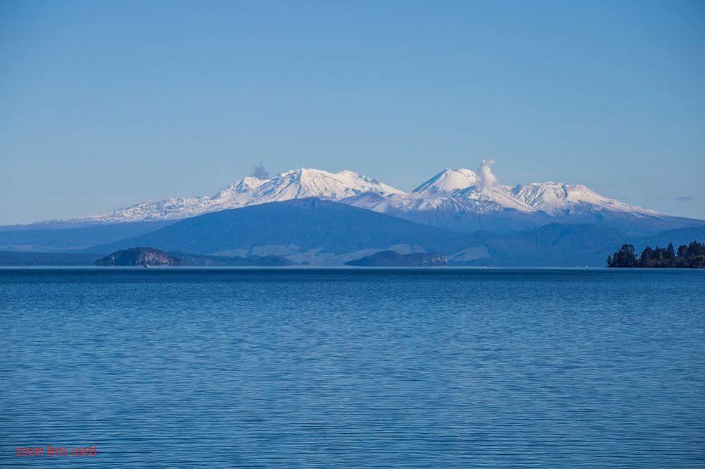 Twin Peaks Lakeside Inn Taupo Bagian luar foto