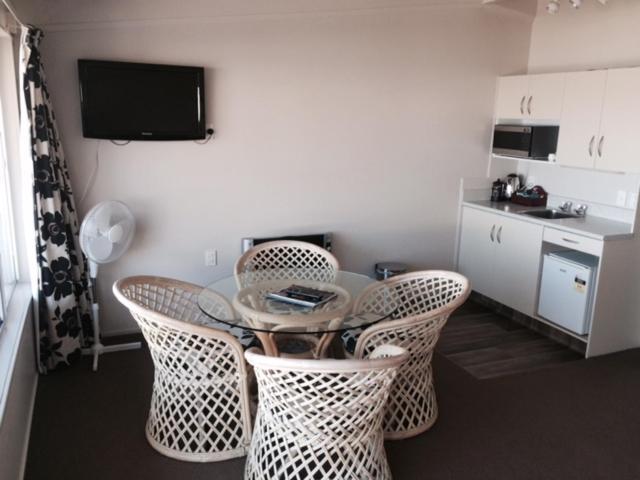 Twin Peaks Lakeside Inn Taupo Bagian luar foto