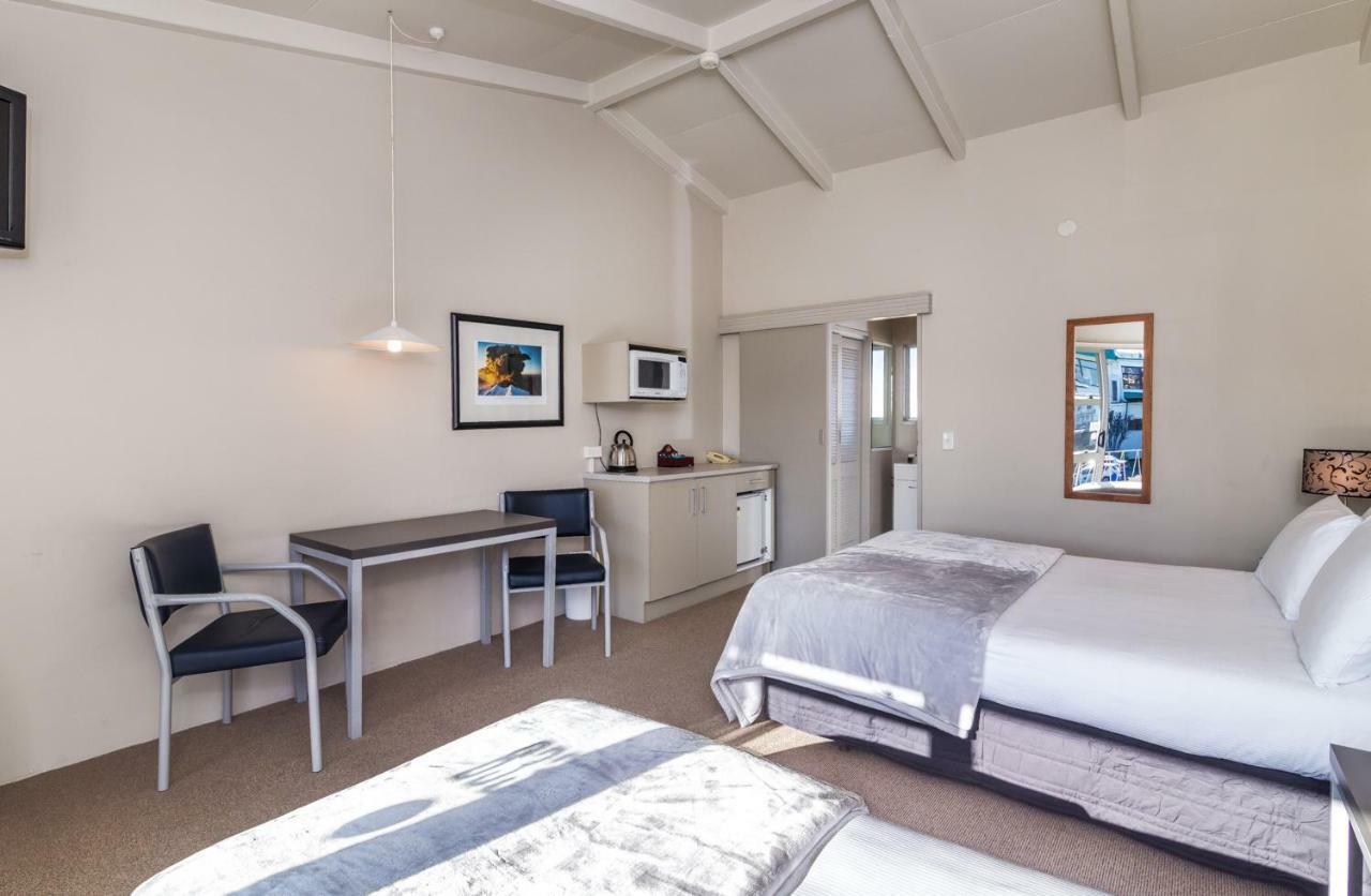 Twin Peaks Lakeside Inn Taupo Bagian luar foto